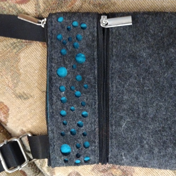 EUC Felt Two Pocket Adjustable Shoulder Crossbody Bag - Picture 2 of 10